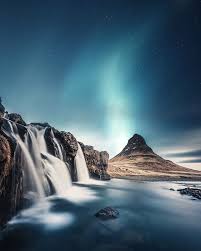 Aurora Adalah Fenomena Alam Yang Menyerupai Pancaran Cahaya Yang Menyala Aurora Hanya Terjad Mountain Photos Nature Photography Iceland Travel Photography