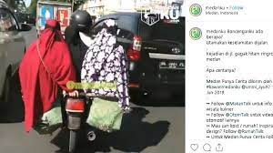 Kumpulan akhwat bercadar versi sholawat huwannur dijamin baper. Bonceng Tiga Wanita Sekaligus Potret Pemotor Ini Jadi Sorotan