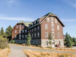 Rim visitor center and steel visitor center are also within 2 mi (3 km). 7 Best Places To Stay Near Crater Lake National Park With Prices Photos Trips To Discover