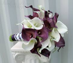When choosing your wedding flowers, always consider the general style or theme of your event. 10 Stunning Calla Lily Arrangements For Your Wedding Day Mywedding