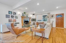 WINTER RENTAL ONLY 5/6 bedroom Colonial with 3 full baths. Master bedroom  with private bath. Hard wood floors, eat in kitchen and sliders to a  private yard with a half basketball court.