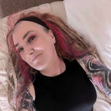 Lisa Coombes's Instagram, Twitter & Facebook