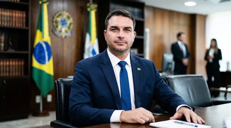 Flávio Bolsonaro vai aos EUA para audiência sobre tarifa de Trump contra  produtos do Brasil - A Crítica de Campo Grande