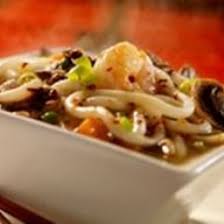 Nouilles Chinoises Aux Gambas Et Aux Champignons Noirs Recette Nouilles Chinoises Cuisine Asiatique Nouilles