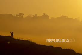 Engkaulah getar pertama yang meruntuhkan gerbang tak berujungku mengenal hidup engkaulah tetes embun pertama yang menyesatkan dahagaku dalam cinta tak bermuara engkaulah matahari firdausku yang menyinari kata pertama di cakrawala aksara. Tentang Taman Dan Embun Pagi Republika Online