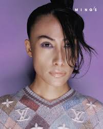 來自美國的時裝設計師ELLA TITUS 一直以來都熱衷於從藝術與建築中汲取靈感，為當地的新娘們創作出一系列結合結構感輪廓與柔美細節的華麗禮服。  某天她突發奇想，想要嘗試將精緻的浮雕藝術融入服裝設計中。然而，浮雕藝術的重量和硬度使得將其縫製於服裝上，並同時兼顧美觀 ...