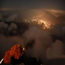 النماص في الليل وكأنها مدينة من مدن الخيال places to travel city world