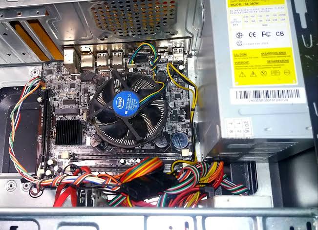 Memeriksa RAM dan kabel saat pc restart sendiri setelah dibersihkan