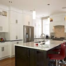 Cuisine Transitionnel Avec Armoires De Bois De Merisier Et Comptoir De Quartz Types Of Kitchen Countertops Kitchen Remodel Kitchen Design