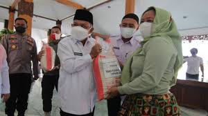 Rumah sakit elizabeth situbondo jalan wage rudolf supratman no.2a, mulyautama, patokan, kec. Terdampak Ppkm 77 Ribu Warga Situbondo Digelontor Bantuan Sosial Suara Malang