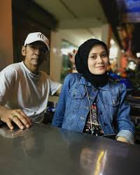 Untuk info datuk jamal pertama kali berkahwin dengan basariah abdul latiff pada tahun 1988 sebelum disahkan bercerai pada tahun 1996. Peminat Puji Isteri Datuk Jamal Abdillah Tetap Cantik Menawan Lepas Bersalin Nona