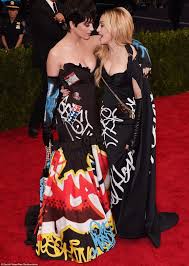 Find the perfect kim kardashian met gala 2015 stock photos and editorial news pictures from getty images. Met Gala 2015 Bertabur Bintang Dengan Busana Berani Merdeka Com