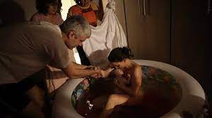 Ibu mengerti dan sudah mampu melakukan teknik relaksasi. Kontroversi Melahirkan Di Dalam Air Tirto Id