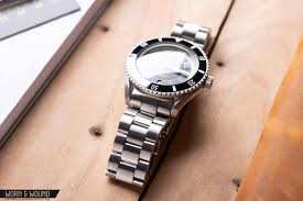 Shown here as an example, it delivers on these four hallmarks at a relatively affordable price point. Hands On Vaer D Series Dive Watches Worn Wound
