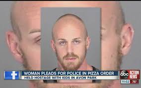 Woman uses Pizza Hut order to save family from hostage