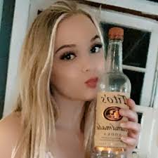 Bella Collins (@yoitsbellaboo)