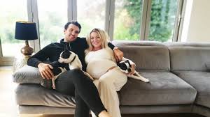 Gefällt 99.643 mal · 406 personen sprechen darüber. Who Is Sheridan Smith S Partner Jamie Horn Insurance Broker Appearing With His Fiancee In Itv Documentary Becoming Mum