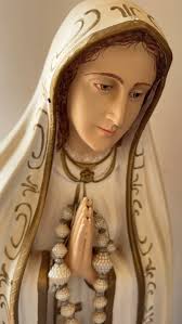 Santíssima Virgem, que nos montes de Fátima vos dignastes revelar aos três  pastorinhos os tesouros de graças que podemos alcançar, rezando o Santo  Rosário, ajudai-nos a apreciar sempre mais esta santa ...