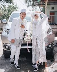 Namun potongan baju pun arus sesuai sehingga bagian yang terbuka tidak terlihat jika hanya sekilas mata. Yph Gaya Pengantin Jaman Sekarang Yang Menggunakan Sneakers