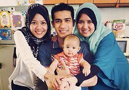 Kini muzammil membuat para hijabers baper (bawa perasaan) lantaran foto undangan pernikahannya. Ashraf Muslim Wikipedia Bahasa Melayu Ensiklopedia Bebas