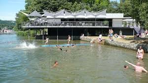 Prime minister alexander de croo told flemish broadcaster vtm it was 'unacceptable' that the fugitive had been allowed to access the weapons, and defence minister ludivine dedonder said an inquiry. Namur La Baignade A Nouveau Autorisee A La Plage D Amee