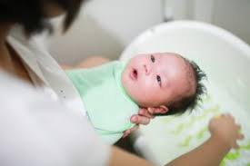 Other baby baths may use a kind of sling or hammock that holds the baby over the tub while you bathe them. Bathing Your Baby A Step By Step Guide Babysparks