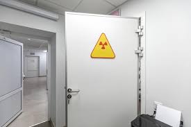 señal de advertencia radiológica en puerta de búnker médico en Lima