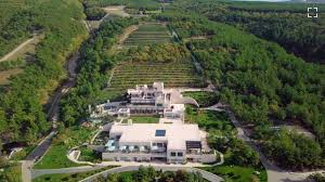 Дворец российского президента владимира путина разместился на побережье черного моря, а именно под геленджиком. Abwbfssbddxvnm