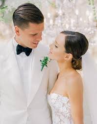 W 2013 związała się z piłkarzem wojciechem szczęsnym, 7 lipca 2015 para zaręczyła się a 21 maja 2016 wzięli ślub. Marina I Wojtek Szczesny Pochwalili Sie Zdjeciami Ze Slubu Foto Pudelek