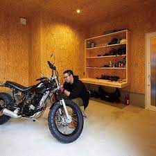 ご主人念願のバイクガレージ室内からも行き来しやすいつくりでバイクと一緒に住んでいる感じがいいと大満足 webマガジンでもさまざまな住宅実例や写真を公開中プロフィール欄のur 男の隠れ家 ガレージ バイクガレージ