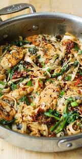 Chicken Pasta With Sun Dried Tomatoes And Spinach In A Creamy Cauliflower Sauce It S Fettuccine Alfredo Recipes Healthy Fettuccine Alfredo Recipe Pasta Dishes