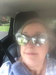 Hello everyone. 👋 Newbie here. I'm Sandra, 34 years old and live in  Germany. I read all of my books in English. In the picture you can see my  way of relaxing