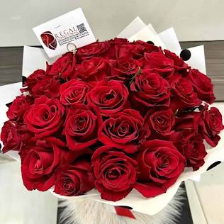 Fresh long-stemmed Valentine roses delivered fast across Lagos, AI generated