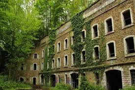 8 Lieux Abandonnes A Voir Autour De Paris Le Plessis Robinson Lieux Le Manoir
