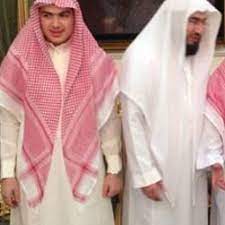 ولد بندر عبد العزيز بليلة بمدينة مكة المكرمة سنة 1395 هجرية، وفيها ترعرع وتلقى جميع لم يكتف الشيخ بندر بليلة بدرجة الماجستير، حيث التحق فيما بعد بالجامعة الإسلامية. Facebook