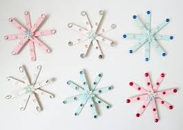 Kreative Schneeflocken Basteln 50 Einfache Ideen Fur Die Festliche Weihnachtsdeko Schneeflocken Basteln Basteln Mit Eisstielen Basteln Weihnachten