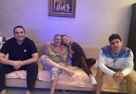 Ünlü sunucu mehmet ali erbil, tv8 ekranlarında yayınlanan paylaş benimle adlı programa konuk oldu ve ilk eşi muhsine şehnaz kamiloğlu hakkında flaş açıklamalarda bulundu. Mehmet Ali Erbil In Oglu Babasina Benzerligi Ile Sasirtti Magazin Haberleri Magazin Haberleri