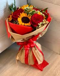 Consegna fiori in italia e nel mondo, acquista fiori online, piante e ragali, consegna a domicilio ovunque li desideri. Bouquet Di Girasoli E Rose Rosse Fiori A Borgo San Giacomo Invio E Consegna Fiori E Piante A Domicilio A Borgo San Giacomo