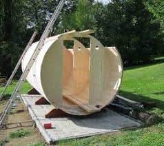 Ein Saunafass Wird Aufgebaut Fotostory Und Interview Saunafass Sauna Fasssauna