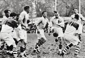 Une affiche au sommet ds un stade chaud bouillant!!!bellle après midi av en plus de l'inoguration de la tribune goutta une victoire a la clé ki ns fuiyé. File 1935 12 Mai Biarritz Maillot Fonce Et Blanc Champion De France De Rugby Face A L Usap Au Stade Des Ponts Jumeaux De Toulouse Jpg Wikimedia Commons