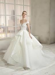 Découvrez la toute dernière collection de la marque de robes de mariée miss kelly de la maison sposa group. Robe De Mariee Modele 191 19 De Chez Miss Kelly Coupe Princesse En Organza Rigide Dentelle Perles Mariage Robe Dentelle Robe De Mariee Robe Mariee Unique