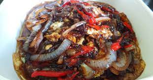 Tumiskan bawang putih serta halia. Telur Masak Kicap