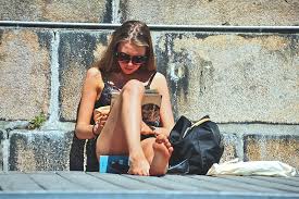 Mit diesem reiseführer der lustigsten pannen sind sie gegen die tücken des urlaubsalltags. Sonnenbaden In Unterwasche Geht Das Von Kopf Bis Fuss