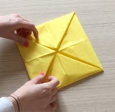 Figurines géométriques, avec des bouts de papier. Pliage De Serviette En Forme De Fleur Video