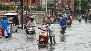 UP Weather News: लखनऊ-प्रयागराज सहित 35 से अधिक जिलों में बारिश के आसार, मौसम विभाग ने जारी किया अलर्ट