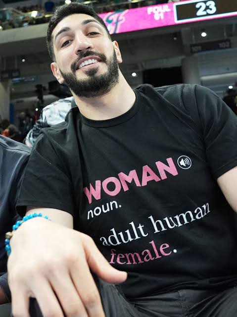 Enes Kanter Freedom courtside in his statement shirt, do AI tạo