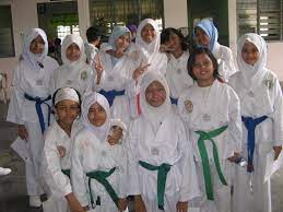 Dia menceritakan bagaimana khidmat kepada tuhan yehuwa membawa misalnya, saya menginjil kepada eddie tager, seorang pemuda dari sebuah persatuan orang pekak di montreal. Persatuan Kebangsaan Pekak Malaysia Hati Serving The Community Hati Serving The Community