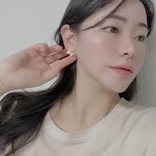 협찬 #속건조해결 #속수분앰플 우윳빛 제형 피부에 쏙 스며들면서 예쁜 광을 만들어줘요! 영국 비건 소사이어티 인증까지 완료해서 안심하고  사용할 수 있고, 한 번 사용 후에도 은은한 윤기와 광채를 만들어줘서 피부가 건강해보이고 생기있어 보여서