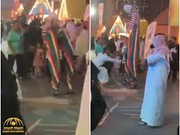 شاهد مراهق ي سقط مهرج كان يرقص على السيقان الخشبية في موسم الرياض و آل الشيخ يعلق Fair Grounds Fun Slide Fun