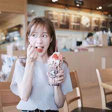 who can say no to korean strawberry ก บเทศกาล strawberry fever iced strawberry chococo at tom n toms coffee สตรอเบอรร เกาหล โพสท า ผ หญ งน าร ก การถ ายภาพ
